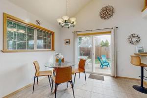 Dog-friendly peaceful sanctuary with private hot tub foosball fireplace W&D
