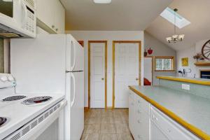 Dog-friendly peaceful sanctuary with private hot tub foosball fireplace W&D