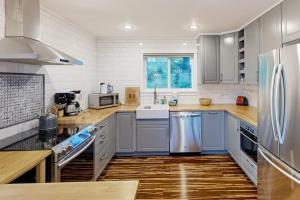 Welcoming haven with mountain view fireplaces & walkable locale MCA #824
