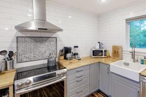 Welcoming haven with mountain view fireplaces & walkable locale MCA #824