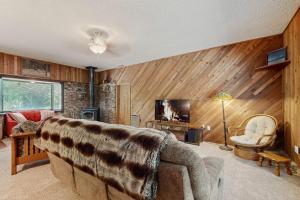 Spacious home with full kitchen wifi private backyard & grill