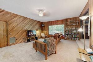 Spacious home with full kitchen wifi private backyard & grill