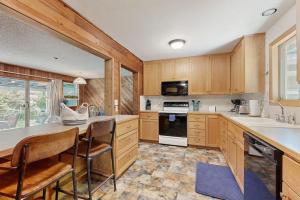 Spacious home with full kitchen wifi private backyard & grill