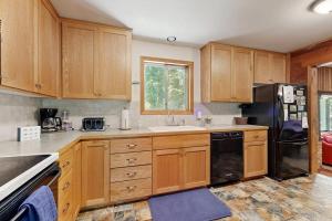 Spacious home with full kitchen wifi private backyard & grill