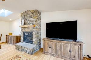 Charming single-level retreat with a gas fireplace AC washer&dryer & SHARC
