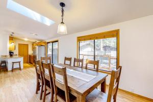 Charming single-level retreat with a gas fireplace AC washer&dryer & SHARC