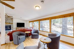 Charming single-level retreat with a gas fireplace AC washer&dryer & SHARC