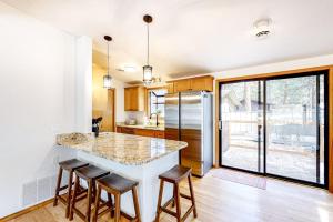 Charming single-level retreat with a gas fireplace AC washer&dryer & SHARC