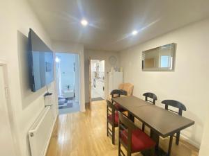 London Luxury House with 5 Bedrooms