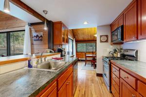 Cozy cabin in Sunriver with SHARC amenities washer&dryer & dog-friendly