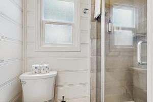 Renovated Studio with Full Kitchen & hot tub access-Walk to Lakeside Beach