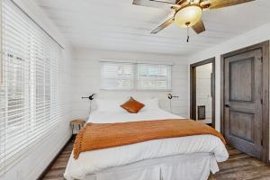 Renovated Studio with Full Kitchen & hot tub access-Walk to Lakeside Beach