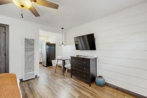 Renovated Studio with Full Kitchen & hot tub access-Walk to Lakeside Beach