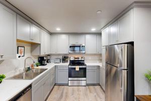 Family-friendly condo with kitchen close to river downtown & WIFI