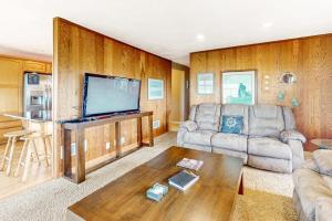 Dog-friendly oceanfront beach home with private hot tub and stunning ocean views