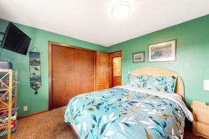 Dog-friendly oceanfront beach home with private hot tub and stunning ocean views