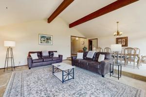 Spacious dog-friendly home on the lake with yard full kitchen washer & dryer