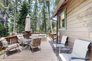 Vintage Cottage with Private Hot Tub Fireplace & Deck - Walk to the Lake Dogs OK
