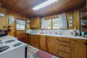 Vintage Cottage with Private Hot Tub Fireplace & Deck - Walk to the Lake Dogs OK