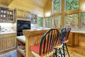 Riverfront home with deck fireplace & salt water hot tub- near hiking & lake