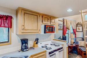Delightful coastal escape with private hot tub generous patio & nature views