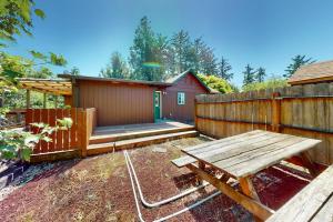 Inviting home with full kitchen patio firepit & W&D