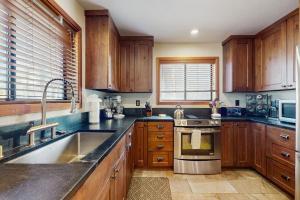 Remodeled house with private hot tub pool access tennis & Ping-Pong