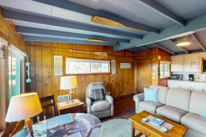 Cottage with Panoramic Ocean Views in Quiet Area - Dogs OK