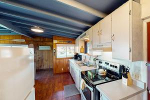 Cottage with Panoramic Ocean Views in Quiet Area - Dogs OK