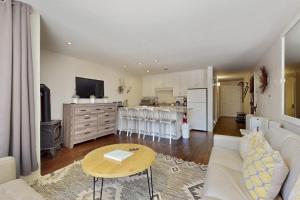 Adorable & stylish ski-in-ski-out condo with fireplace