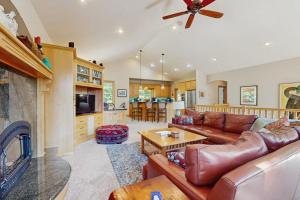 Gorgeous family home surrounded by trees with a furnished deck & BBQ