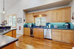 Gorgeous family home surrounded by trees with a furnished deck & BBQ