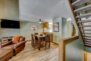 Convenient & comfortable dog-friendly condo with Northstar Rec Center access