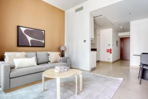 Blueground Marina Gate balcony elevator pool DXB-1097