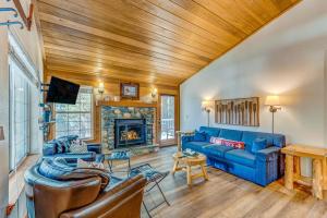 Wooded Alpine Oasis with Sunroom Fireplace Shared Hot Tub-Pool-Sauna-Tennis