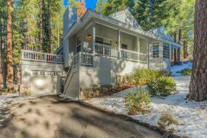 Wooded Alpine Oasis with Sunroom Fireplace Shared Hot Tub-Pool-Sauna-Tennis