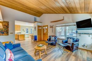 Wooded Alpine Oasis with Sunroom Fireplace Shared Hot Tub-Pool-Sauna-Tennis