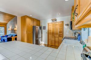 Wooded Alpine Oasis with Sunroom Fireplace Shared Hot Tub-Pool-Sauna-Tennis