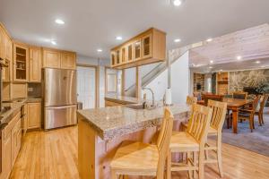 Friendly Home with Fast WiFi and Gas Fireplace