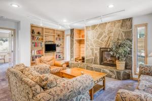 Friendly Home with Fast WiFi and Gas Fireplace