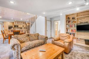 Friendly Home with Fast WiFi and Gas Fireplace