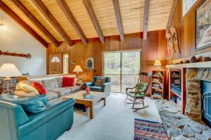 Mountain view home with gas fireplace & shared pools & hot tubs - walk to lifts