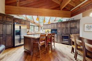 Inviting home in Northstar Ski Resort with private hot tub & sauna pool access