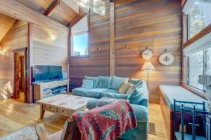 Rustic-chic condo with pool sauna hot tub tennis fireplace game room & deck