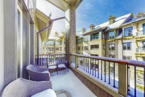 Modern condo with shared hot tub fireplace and walk to lifts - golf nearby