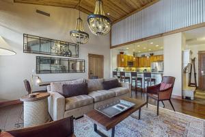 Modern condo with shared hot tub fireplace and walk to lifts - golf nearby