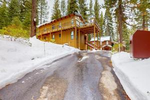 Serene home with fireplace spacious deck sauna WiFi and nearby activities