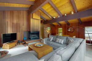 Serene home with fireplace spacious deck sauna WiFi and nearby activities