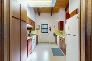 Serene home with fireplace spacious deck sauna WiFi and nearby activities