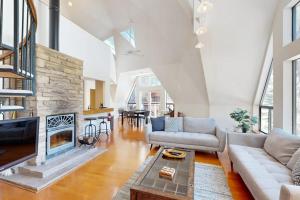 Dog-friendly escape with central AC and fireplace - Recreation Center & Beach Club